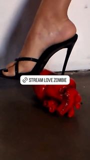 Victoria Justice feet photo thumbnail