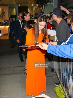 Victoria Pedretti feet photo thumbnail