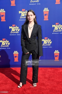 Victoria Pedretti feet photo thumbnail