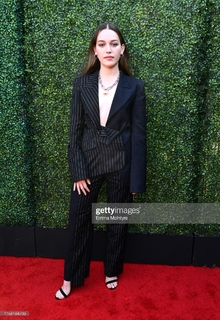 Victoria Pedretti feet photo thumbnail