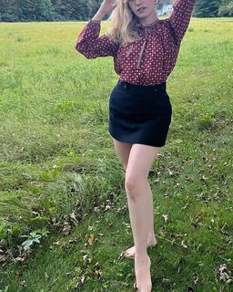 Victoria Pedretti feet photo 12