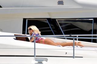 Victoria Silvstedt feet photo thumbnail