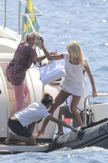 Victoria Silvstedt feet photo thumbnail