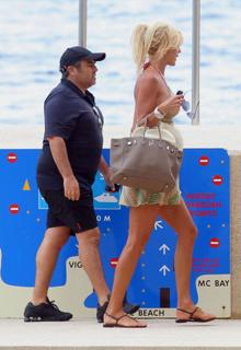 Victoria Silvstedt feet photo thumbnail