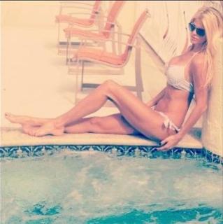 Victoria Silvstedt feet photo thumbnail