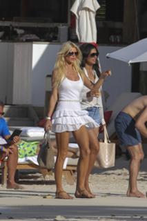 Victoria Silvstedt feet photo thumbnail