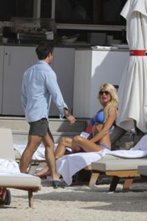 Victoria Silvstedt feet photo thumbnail