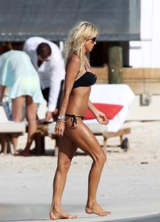 Victoria Silvstedt feet photo thumbnail