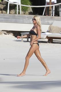 Victoria Silvstedt feet photo thumbnail