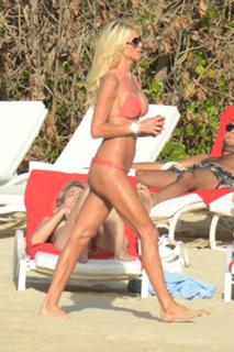 Victoria Silvstedt feet photo thumbnail