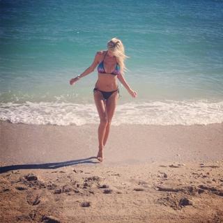 Victoria Silvstedt feet photo thumbnail