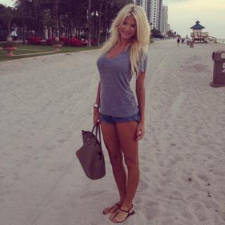 Victoria Silvstedt feet photo thumbnail