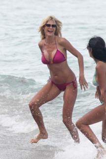 Victoria Silvstedt feet photo thumbnail