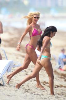 Victoria Silvstedt feet photo thumbnail