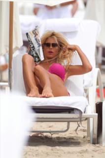 Victoria Silvstedt feet photo thumbnail
