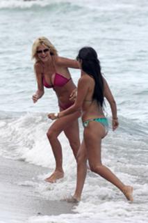 Victoria Silvstedt feet photo thumbnail