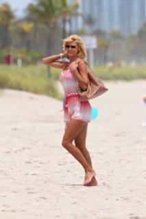 Victoria Silvstedt feet photo thumbnail