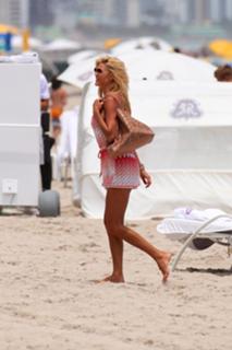 Victoria Silvstedt feet photo thumbnail