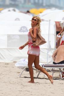Victoria Silvstedt feet photo thumbnail
