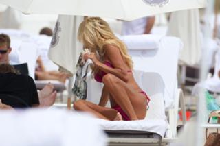 Victoria Silvstedt feet photo thumbnail