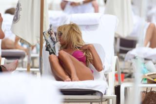 Victoria Silvstedt feet photo thumbnail