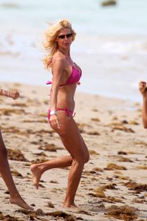 Victoria Silvstedt feet photo thumbnail