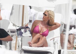 Victoria Silvstedt feet photo thumbnail