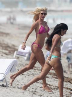 Victoria Silvstedt feet photo thumbnail