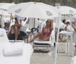 Victoria Silvstedt feet photo thumbnail
