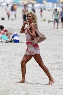 Victoria Silvstedt feet photo thumbnail