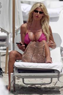 Victoria Silvstedt feet photo thumbnail