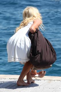 Victoria Silvstedt feet photo thumbnail
