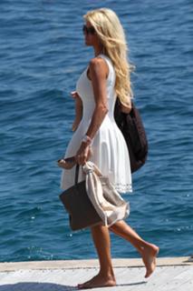 Victoria Silvstedt feet photo thumbnail
