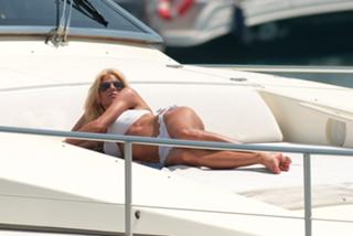 Victoria Silvstedt feet photo thumbnail