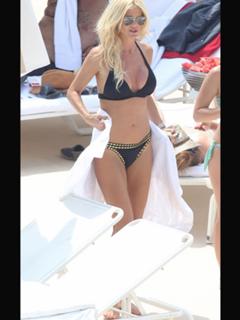 Victoria Silvstedt feet photo thumbnail