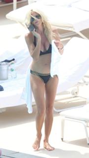 Victoria Silvstedt feet photo thumbnail