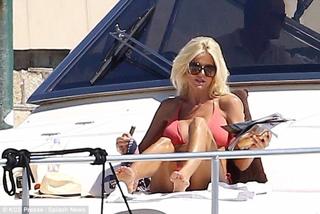 Victoria Silvstedt feet photo thumbnail