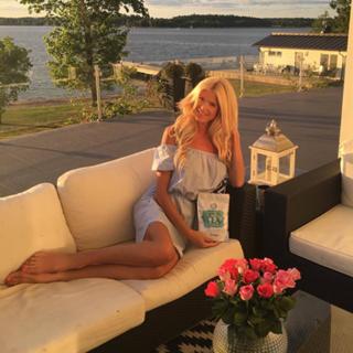 Victoria Silvstedt feet photo thumbnail