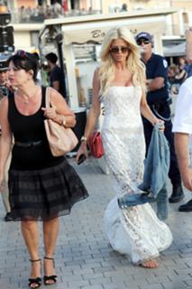 Victoria Silvstedt feet photo thumbnail
