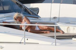 Victoria Silvstedt feet photo thumbnail