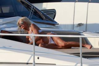 Victoria Silvstedt feet photo thumbnail