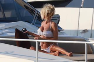 Victoria Silvstedt feet photo thumbnail