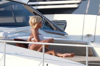 Victoria Silvstedt feet photo thumbnail