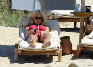 Victoria Silvstedt feet photo thumbnail