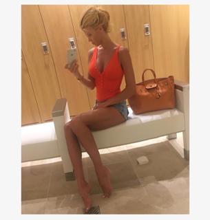 Victoria Silvstedt feet photo thumbnail