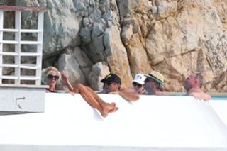 Victoria Silvstedt feet photo thumbnail