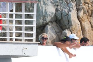 Victoria Silvstedt feet photo thumbnail