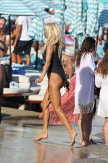 Victoria Silvstedt feet photo thumbnail