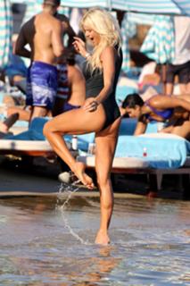 Victoria Silvstedt feet photo thumbnail
