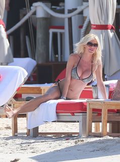 Victoria Silvstedt feet photo thumbnail